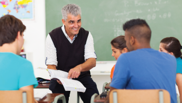 Maestro en una clase con estudiantes